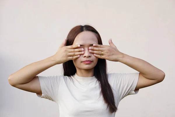 Mulher Asiática Cobrindo Seus Olhos Com Mão — Fotografia de Stock