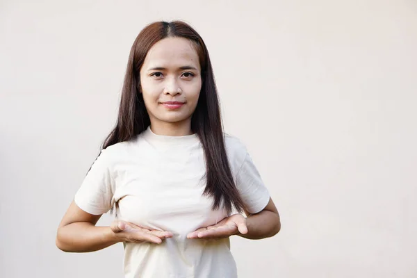 Asyalı Bir Kadın Elleriyle Göğsünü Itiyor — Stok fotoğraf