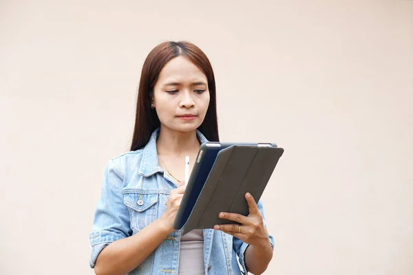 Mulheres Asiáticas Usam Computadores Portáteis Com Prazer Porque Resultados Operacionais — Fotografia de Stock