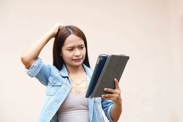 Nieszczęśliwe Azjatyckie Kobiety Korzystające Komputerów Przenośnych Ponieważ Wyniki Operacyjne Zmniejszyły — Zdjęcie stockowe