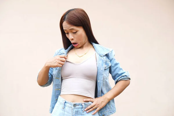 Aziatische Vrouwen Kijken Naar Hun Ondergoed Zijn Geschokt — Stockfoto