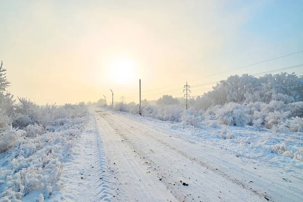 Estrada Vai Para Distância Enevoada Dia Ensolarado Inverno — Fotografia de Stock