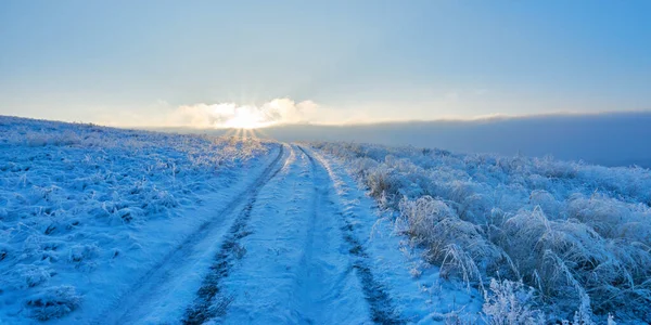 Estrada Através Montanha Dia Ensolarado Campo Nevado — Fotografia de Stock