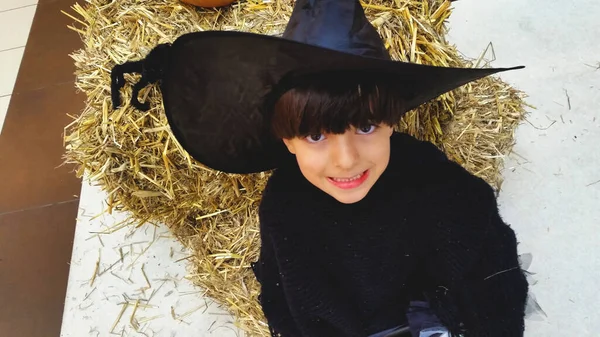 Klein Heksenkind Met Grote Zwarte Hoed Pompoen Halloween Kerstmis Kostuum — Stockfoto