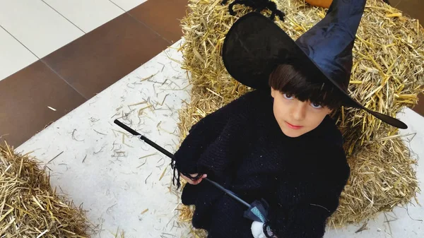 Kis Boszorkány Kölyök Nagy Fekete Kalapban Tökkel Halloween Karácsonyi Jelmez — Stock Fotó