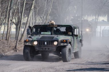 Lublin, Polonya - 25 Mart 2015: ABD Ordusu Aracı (Zırhlı Personel Taşıyıcı) şehir sokaklarından geçiyor