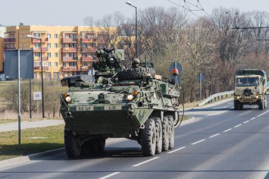 Lublin, Polonya - 25 Mart 2015: ABD Ordusu Aracı (Zırhlı Personel Taşıyıcı) şehir sokaklarından geçiyor