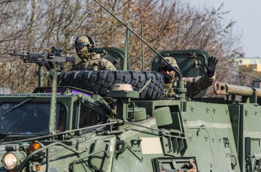 Lublin, Polonya - 25 Mart 2015: ABD Ordusu Aracı (Zırhlı Personel Taşıyıcı) şehir sokaklarından geçiyor