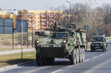 Lublin, Polonya - 25 Mart 2015: ABD Ordusu Aracı (Zırhlı Personel Taşıyıcı) şehir sokaklarından geçiyor