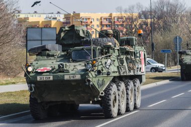 Lublin, Polonya - 25 Mart 2015: ABD Ordusu Aracı (Zırhlı Personel Taşıyıcı) şehir sokaklarından geçiyor
