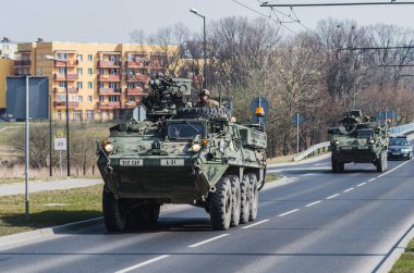 Lublin, Polonya - 25 Mart 2015: ABD Ordusu Aracı (Zırhlı Personel Taşıyıcı) şehir sokaklarından geçiyor