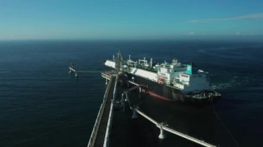 Bir yaz günü, Sakhalin Adası 'nın güneyindeki büyük tankerlere diğer ülkelere nakledilmek üzere bir LNG tesisinden yakıt doldurulur..