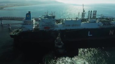 Bir yaz günü, Sakhalin Adası 'nın güneyindeki büyük tankerlere diğer ülkelere nakledilmek üzere bir LNG tesisinden yakıt doldurulur..
