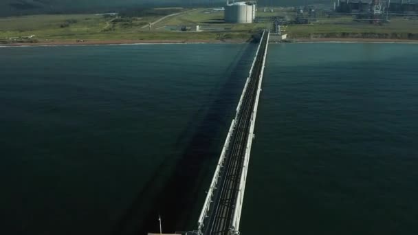 В летний день огромные танкеры заправляются газом на юге острова Сахалин с завода СПГ для транспортировки в другие страны. — стоковое видео