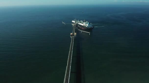 En sommardag tankas stora tankfartyg med gas på södra Sakhalin Island från en LNG-anläggning för transport till andra länder.. — Stockvideo