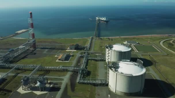En sommardag tankas stora tankfartyg med gas på södra Sakhalin Island från en LNG-anläggning för transport till andra länder.. — Stockvideo