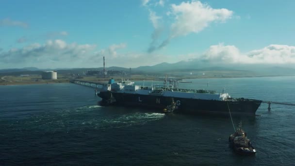 En un día de verano, enormes petroleros se abastecen de gas en el sur de la isla de Sakhalin desde una planta de GNL para su transporte a otros países. — Vídeos de Stock