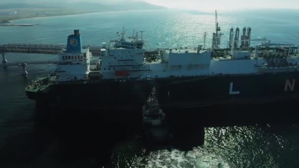 Op een zomerse dag worden enorme tankers bijgetankt met gas in het zuiden van Sakhalin Island van een LNG-fabriek voor vervoer naar andere landen.. — Stockvideo