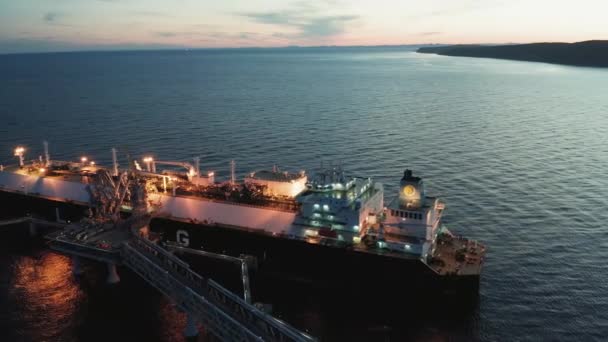여름철에는 거대 한 유조선들 이 다른 나라로 수송하기 위해 LNG 공장에서 사할린 섬 남쪽에 있는 가스로 연료를 공급받는다. — 비디오