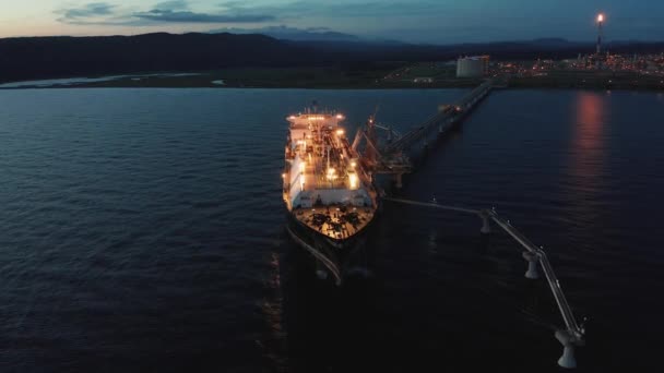 Egy nyári napon hatalmas tartályhajókat töltenek fel gázzal a Szahalin-sziget déli részén egy LNG-üzemből más országokba való szállításra.. — Stock videók