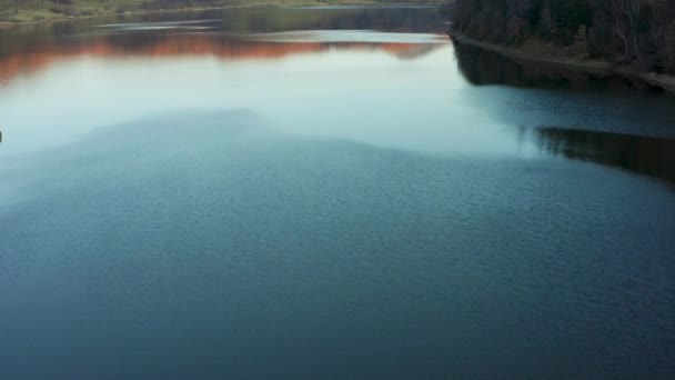 青い湖と緑の森の空中ビュー 山の森の間の湖の眺め 山の湖の透明な水の上 松林のある山の森の湖のターコイズブルーの水 — ストック動画
