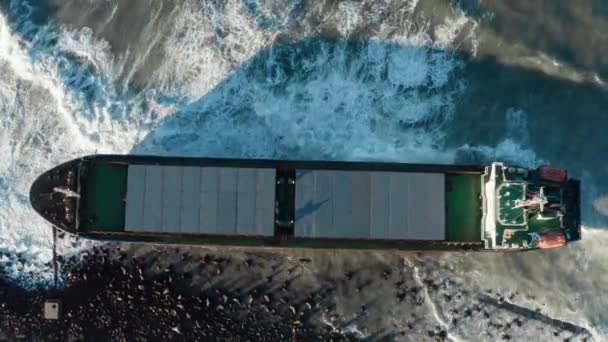 Suchy Statek Towarowy Wyrzucony Brzeg Podczas Burzy Morskiej Wycieki Ropy — Wideo stockowe
