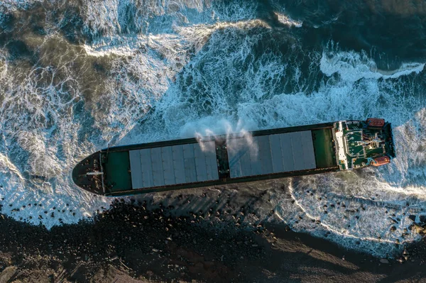 Het Droge Vrachtschip Spoelde Aan Tijdens Een Zeestorm Olielekken Een — Stockfoto