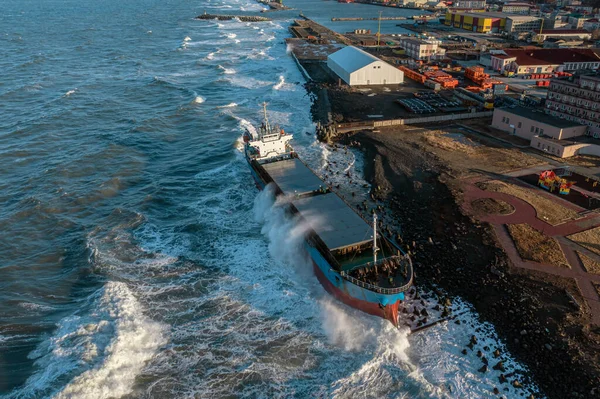 Das Trockene Frachtschiff War Während Eines Seesturms Angeschwemmt Worden Ölunfälle — Stockfoto