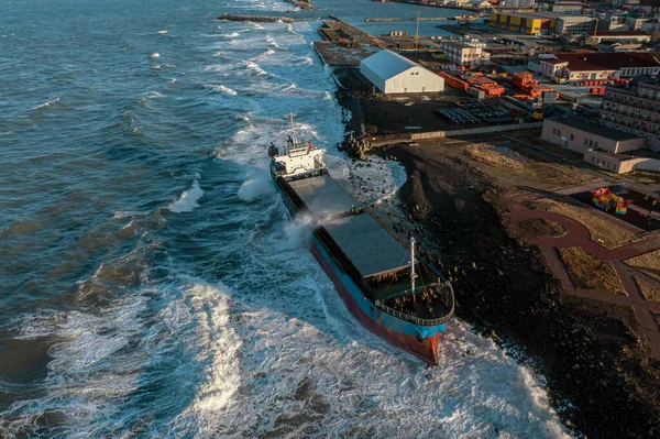 Suchy Statek Towarowy Wyrzucony Brzeg Podczas Burzy Morskiej Wycieki Ropy Zdjęcia Stockowe bez tantiem