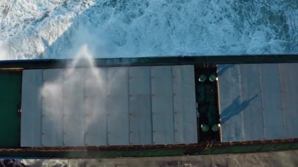 Suchy Statek Towarowy Wyrzucony Brzeg Podczas Burzy Morskiej Wycieki Ropy — Wideo stockowe