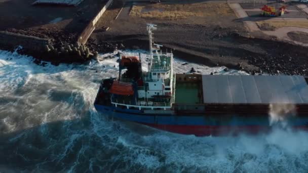 在一场海上风暴中 那条干货船冲到了岸上 一艘海上货船在暴风雨中冲到了岸上 一股强烈的海风把一艘载着货物的大油轮冲到岸上 搁浅了 — 图库视频影像