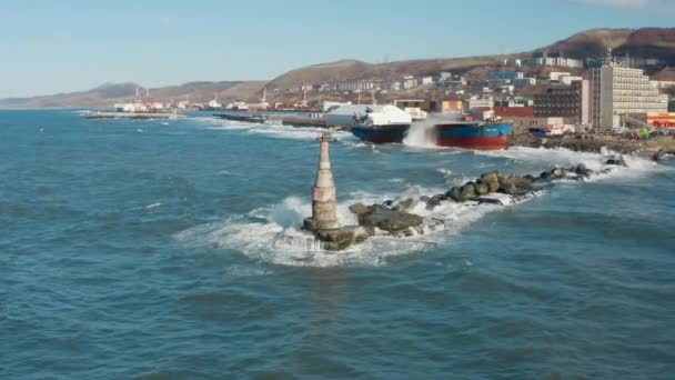 Un gran buque de navegación marítima barco de carga seca se arrastró a tierra durante un fuerte viento de tormenta y encalló. El buque de carga seca desembarcó durante una tormenta marina. Derrames de petróleo. Un buque de carga de alta mar desembarcado — Vídeo de stock