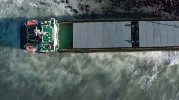 거대 한바다를 항해하는 대형 화물선마른 화물선 한 척 이강한 폭풍 이 부는 바람에 해안으로 밀려 와서 좌초되었다. 그 건조 한 화물선은 폭풍이 몰아치는 동안 해안으로 밀려왔습니다. 기름 유출. 바다를 항해하는 화물선 이 해변으로 밀려왔다 — 비디오