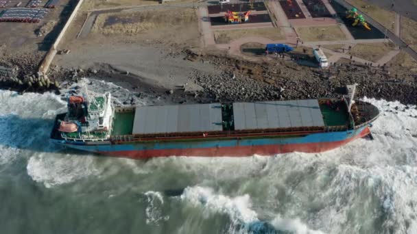 Ett stort havsgående torrlastfartyg spolades iland under en kraftig storm och gick på grund. Torrlastfartyget spolades iland under en sjöstorm. Oljeutsläpp. Ett havsgående lastfartyg som spolats i land — Stockvideo