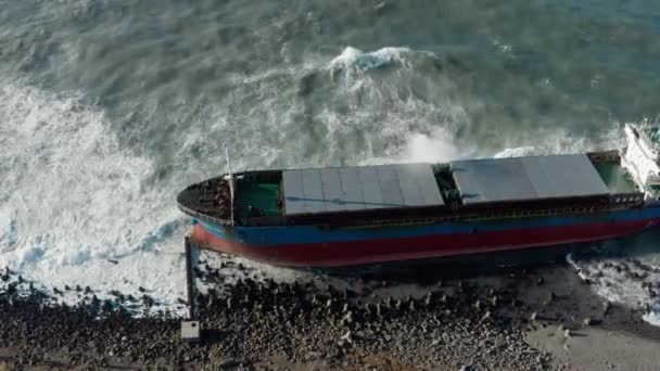 Большое морское судно сухогруза выбросило на берег во время сильного штормового ветра и села на мель. Сухогруз выбросило на берег во время морского шторма. Проливается нефть. Морское грузовое судно выбросило на берег — стоковое видео