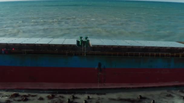Велике Морське Судно Сухе Вантажне Судно Вимилося Березі Під Час — стокове відео