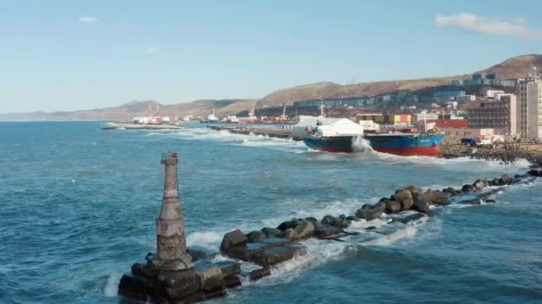 Una Grande Nave Carico Secco Gettata Terra Durante Una Forte — Video Stock