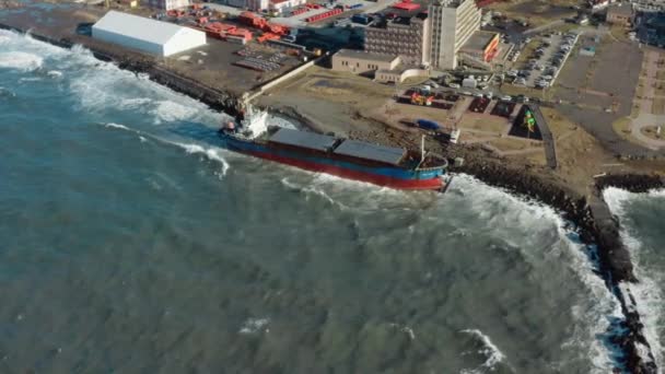 一艘大型远洋船只的干货船在强风中冲到岸上搁浅 在一场海上风暴中 那条干货船冲到了岸上 一艘海上货船在暴风雨中冲到了岸上 强烈的海风是吗 — 图库视频影像