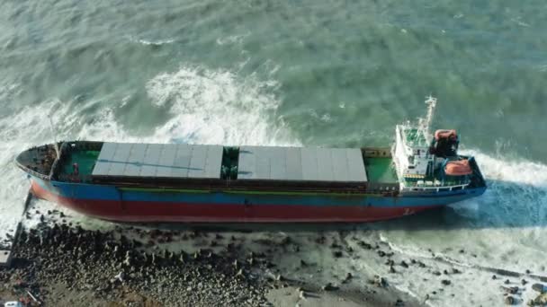Büyük Bir Yelkenli Kargo Gemisi Şiddetli Bir Fırtına Sırasında Kıyıya — Stok video