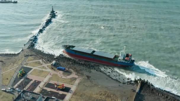 한바다를 항해하는 화물선마른 화물선 이강한 바람에 해안으로 좌초되었다 화물선은 폭풍이 — 비디오
