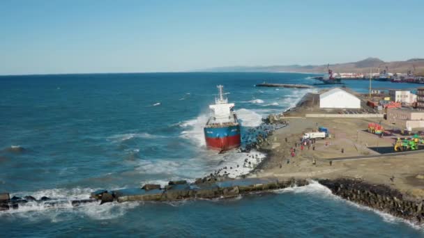 Ένα Μεγάλο Πλοίο Ξηρών Φορτίων Ξεβράστηκε Στην Ακτή Κατά Διάρκεια — Αρχείο Βίντεο