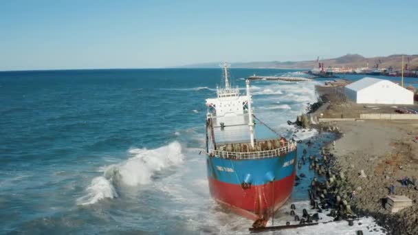 Grande Navio Marítimo Carga Seca Desembarcou Durante Forte Vento Tempestade — Vídeo de Stock