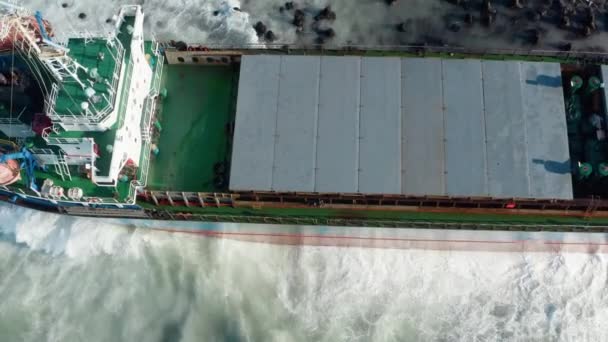 Ένα Μεγάλο Πλοίο Ξηρών Φορτίων Ξεβράστηκε Στην Ακτή Κατά Διάρκεια — Αρχείο Βίντεο