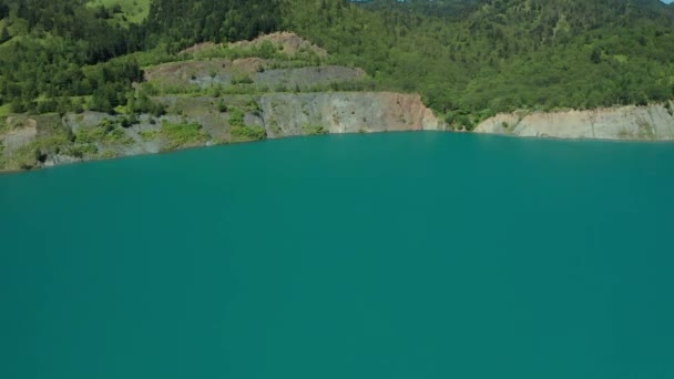 Mükemmel Yuvarlak Şekilli Küçük Bir Göl Üzerinde Havadan Aşağıya Doğru — Stok video