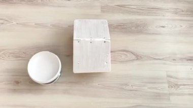 Tahta gemi, beyaza boyanmış, kuş besleyicisi. Öğleden sonra odada bir kız fırçayla ahşap bir ev ve beyaz boyayla bembeyaz bir ev boyuyor, zaman aşımına uğruyor..