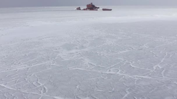 Een Vrachtschip Werd Aan Land Gegooid Tijdens Een Zeestorm Winter — Stockvideo