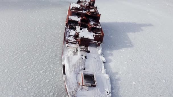 在一场海上风暴中 一艘货船被抛到了岸上 在冬季 一艘被冰冻住的大海上干货船被抛到岸上 在一场猛烈的风暴中搁浅了 — 图库视频影像