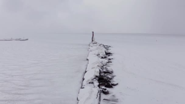 Chladného Zimního Dne Severu Maják Zamrzlý Ledu Ledový Přístav Pokrytý — Stock video