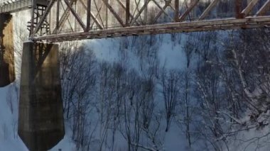 Eski bir Japon demiryolu köprüsü, bir kış günü bir insansız hava aracıyla vurularak tepelerin arasındaki dağlarda yer alır. Demiryolu köprüsünün Japon eski binası, tünelin tepeleri arasında, doğa tarafından tahrip edilmiş..