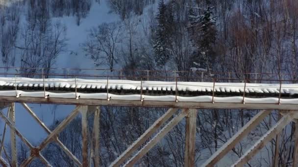 Stary Japoński Most Kolejowy Znajduje Się Górach Pomiędzy Wzgórzami Zimowy — Wideo stockowe